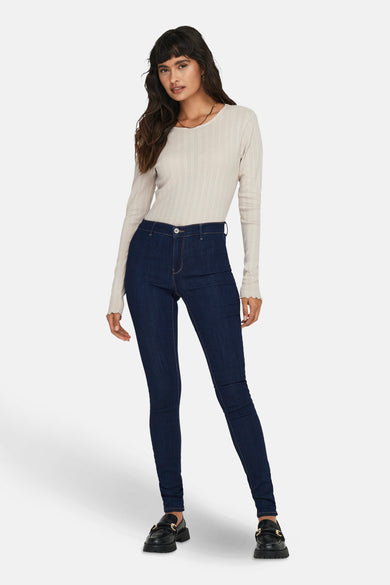 T-shirt écru à manches longues de ONLY®, porté avec des jeans foncés et des loafers noirs.
