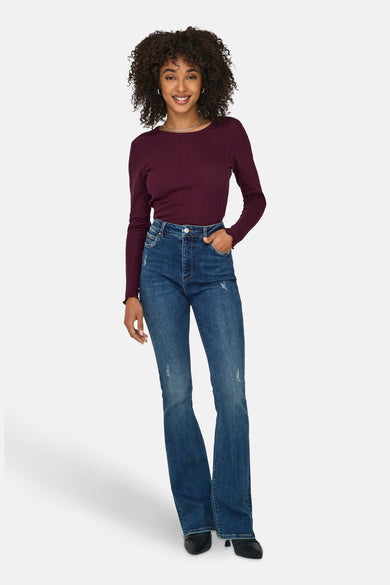 T-shirt marron à manches longues de ONLY, avec un tissu côtelé et porté avec un jean.
