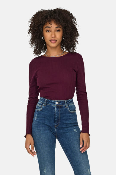 T-shirt marron à manches longues de ONLY, avec un tissu côtelé, associé à un jean foncé.