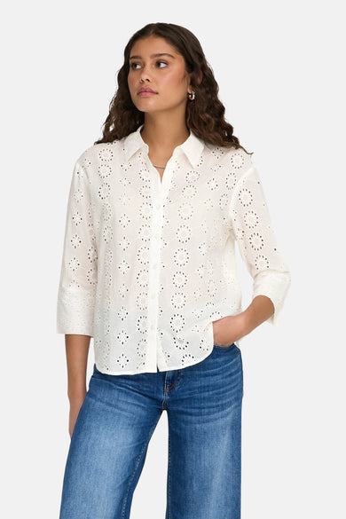 Chemise blanche à manches longues de JDY, avec un motif floral brodé et une chaîne argentée.