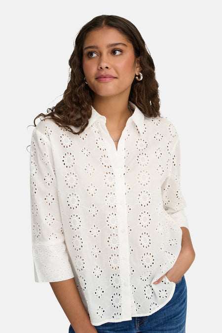 Chemise blanche à manches longues de JDY, avec détails brodés et portée avec un jean.