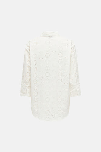 Chemise blanche à manches longues de JDY, avec motifs floraux brodés.