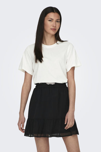 T-shirt blanc à manches courtes de JDY, vu de derrière, associé à une jupe noire.