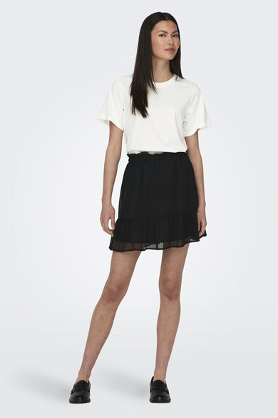 Wit T-shirt met korte mouwen van JDY, gecombineerd met een zwarte rok met ruches en zwarte loafers.