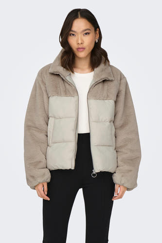 Mauve court manteau d'ONLY, avec des accents teddy beige sur la partie supérieure et les manches.