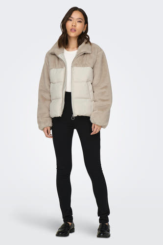 Ecru korte jas van ONLY, met beige teddy accenten op het bovenste gedeelte en de mouwen.

