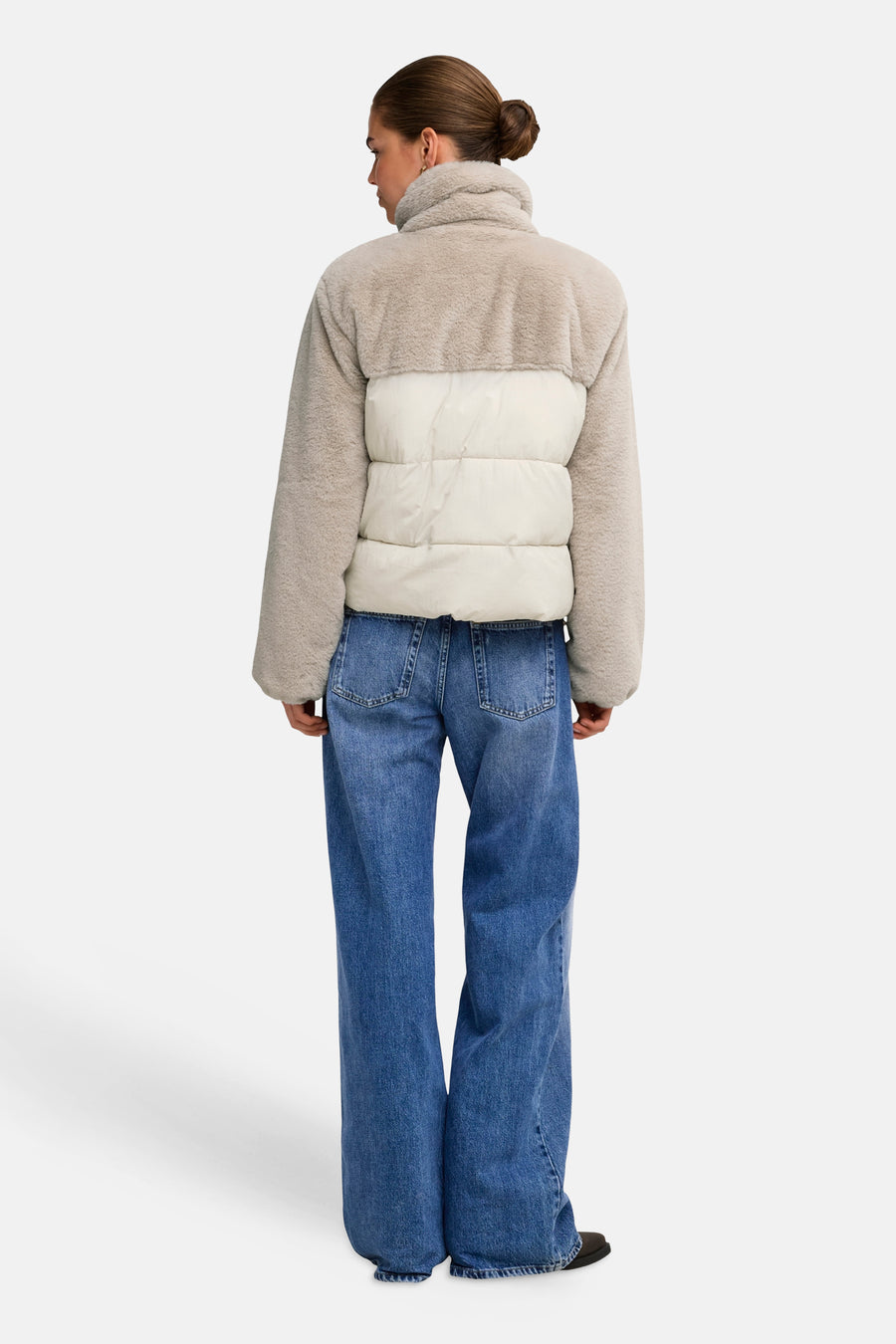 Doudoune gris clair effet fourrure avec panneau central matelassé crème de ONLY®, vue arrière, modèle portant un jean large bleu