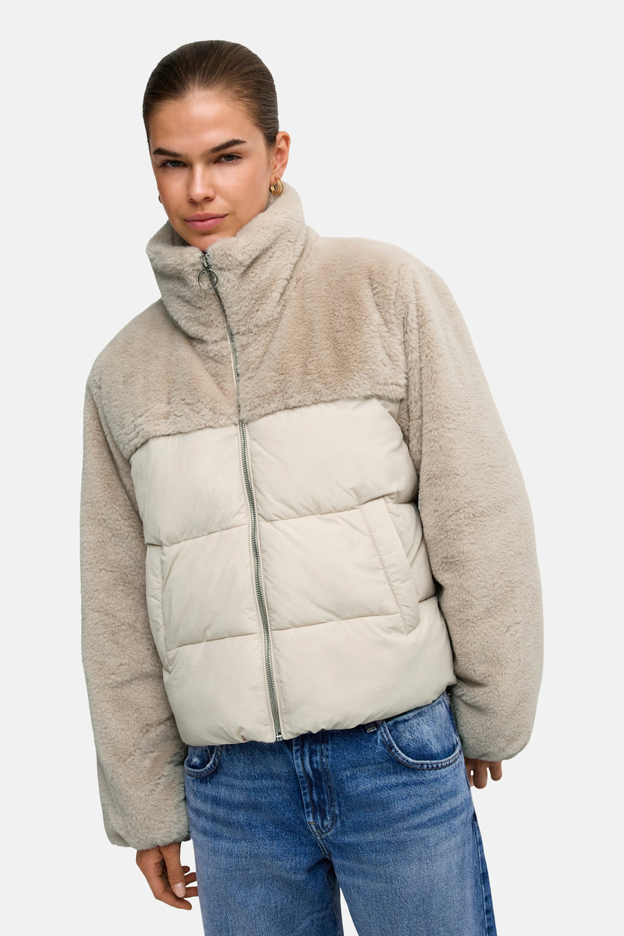 Doudoune gris clair avec capuche effet fourrure et panneau matelassé crème de ONLY®, vue de face, le modèle porte un jean bleu