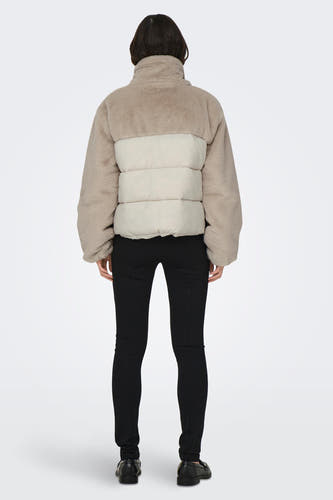 Mauve manteau court d'ONLY, avec texture en polaire et panneaux doublés sur le dos, associé à une jupe noire et des chaussures.