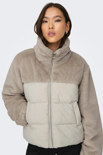 Mauve manteau court de ONLY, avec une partie supérieure en polaire et des détails doublés.