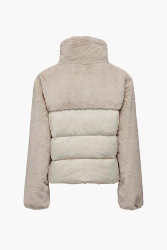 Manteau écru ONLY avec une combinaison de fourrure imitée et de matériau brodé, vue arrière.