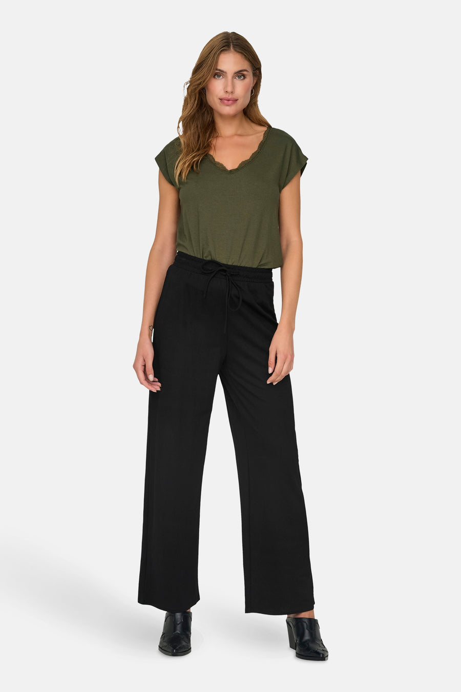 Pantalon noir de ONLY, avec des jambes larges et une ceinture élastiquée.