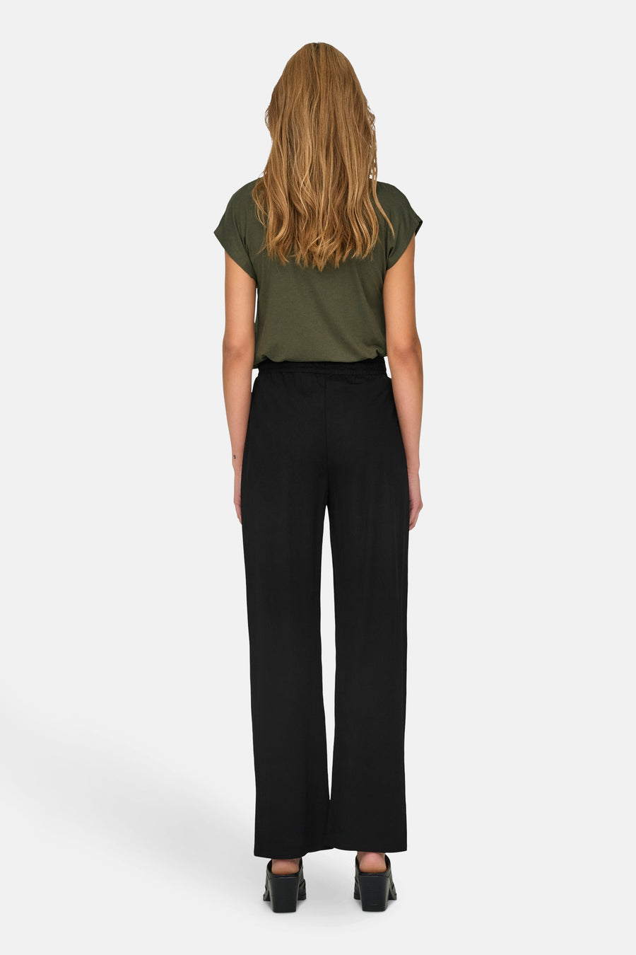 Pantalon noir de ONLY, avec des jambes larges et une ceinture élastique.