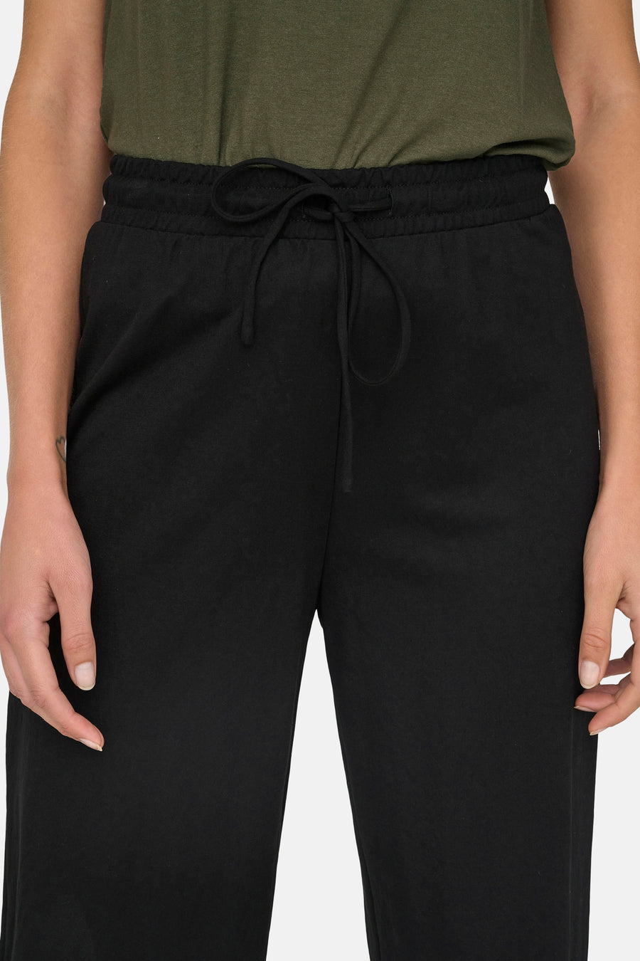 Pantalon noir de ONLY, avec cordon de serrage à la taille et d'une couleur unie.