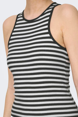 Robe à manches longues noire d'ONLY, avec des rayures horizontales et portée avec des sandales beige.