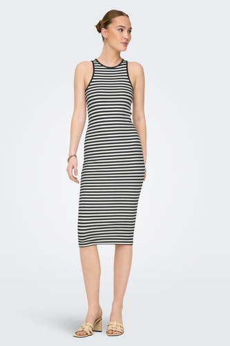 Robe sans manches noire d'ONLY, avec un motif à rayures et des bracelets dorés et argentés.