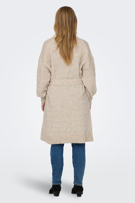 Gilet beige de ONLY, avec ceinture et porté sur un jean avec des chaussures noires, vu de dos.