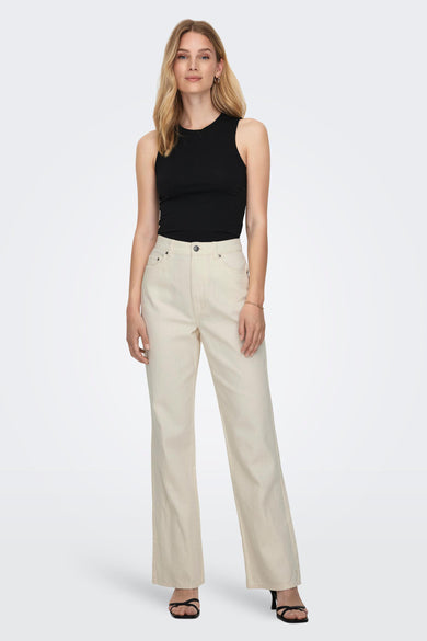 Pantalon écru de ONLY, avec des jambes droites et une subtile texture rayée verticale.
