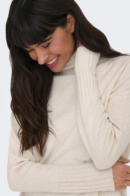 Couleur écru, pull avec col montant de ONLY, avec des manches longues et une texture lisse.