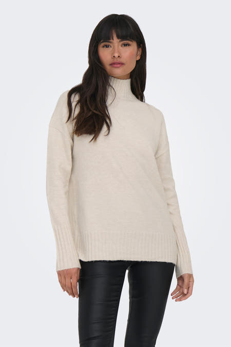T-shirt à col montant écru de ONLY, porté avec un pantalon noir brillant, sur un fond blanc.