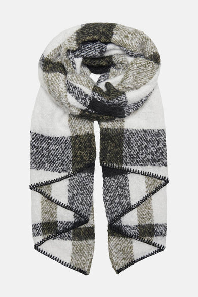 Écharpe d'hiver noire bloquée ONLY ONLY, avec une texture grossière et un décoratif zigzag à les extrémités.