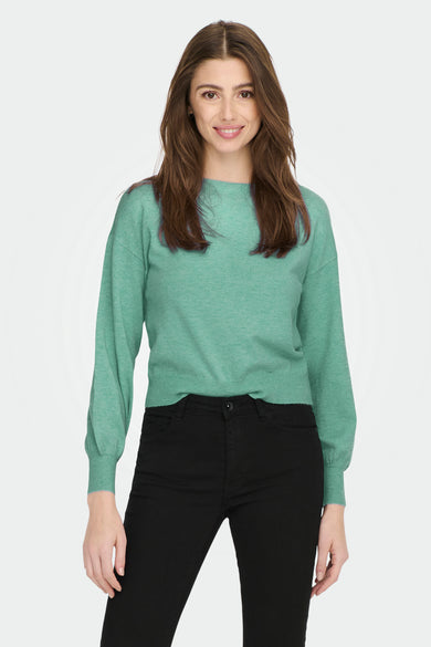 T-shirt vert avec col rond de ONLY, vu de dos, porté avec un pantalon noir et des chaussures blanches.