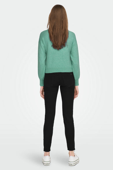 Groene trui met ronde hals van ONLY, gezien van achteren, met zwarte broek en witte schoenen.