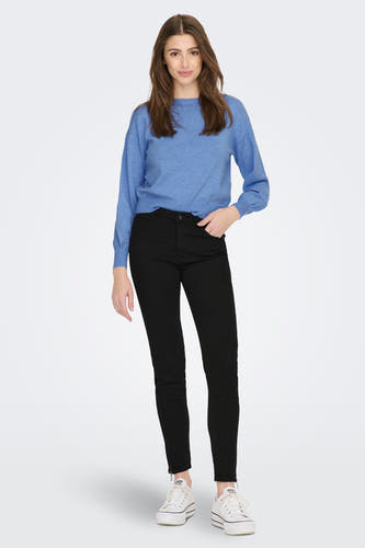 Pull-over bleu avec col rond de la marque ONLY, porté avec un jean noir et des baskets blanches.