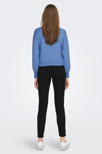Pull bleu ONLY, manches longues, combiné avec un pantalon noir et des baskets blanches, vue arrière.