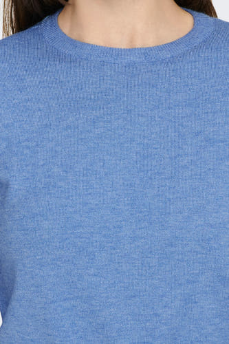 Pullover bleu avec col rond de la marque ONLY, avec une texture de maille à côtes fines.