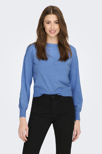 Pullover bleu avec col rond d'ONLY, porté avec un pantalon noir.