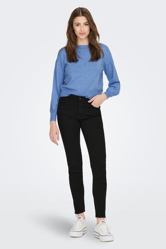 Pull-over bleu avec col rond d'ONLY, combiné avec un pantalon noir et des baskets blanches.