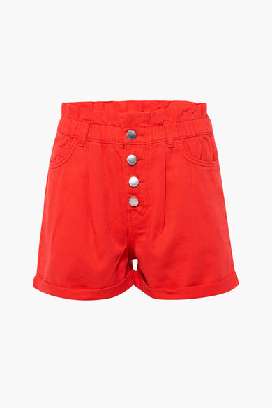 Short rouge ONLY avec fermeture à bouton et jambes retroussées.