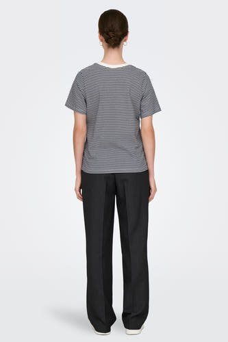 Multikleurig T-shirt met korte mouwen van JDY, met gestreept patroon, gecombineerd met zwarte pantalon.
