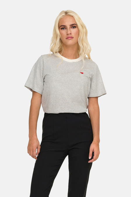 T-shirt gris à manches courtes de JDY, avec un motif rayé subtil et un petit cœur.