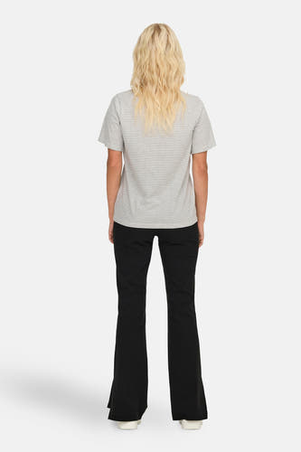 T-shirt gris à manches courtes de JDY, avec un motif rayé horizontal, porté avec un pantalon noir.