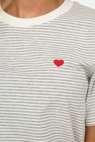 T-shirt gris rayé à manches courtes de JDY, avec un petit cœur rouge.