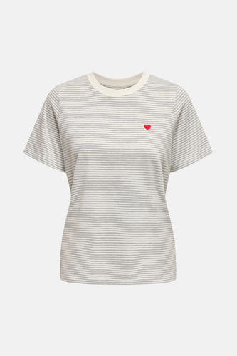 T-shirt gris rayé à manches courtes de JDY, avec un petit cœur rouge sur la poitrine.