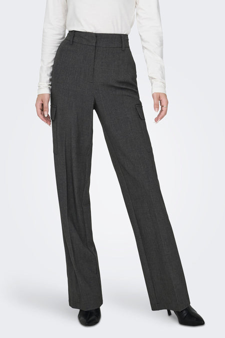 Pantalon cargo gris de ONLY, avec un sac cargo et des manches longues blanches.