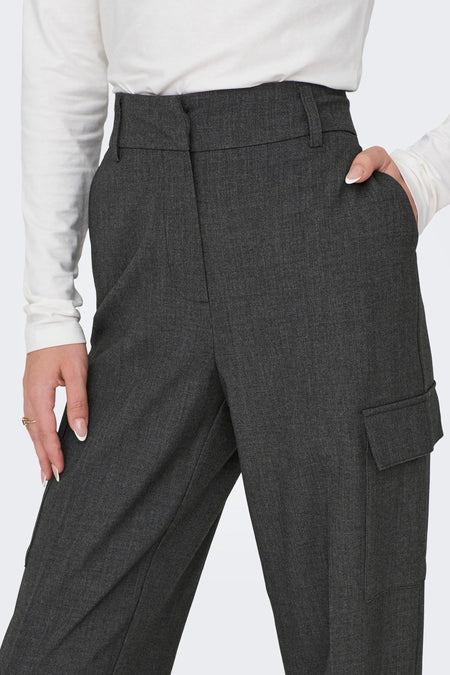 Grijze cargobroek van ONLY, met cargozak en lange mouwen wit shirt.
