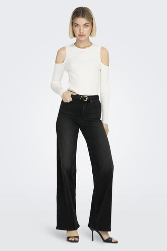 Zwarte wijde jeans van ONLY®, met een riem, gecombineerd met een top met blote schouders en hoge hakken.
