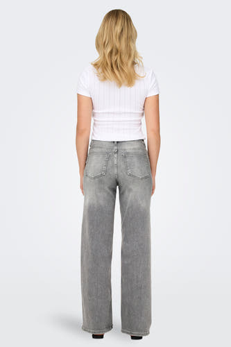 Jean gris large d'ONLY, avec une légère usure et porté avec un T-shirt blanc.