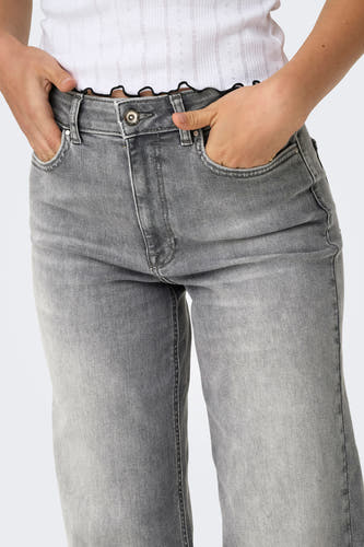 Jean large bleu clair d'ONLY, avec des poches et une ceinture nouée.
