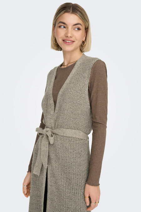 Gilet brun de JDY avec une texture tricotée et une ceinture à la taille, porté sur un haut brun.