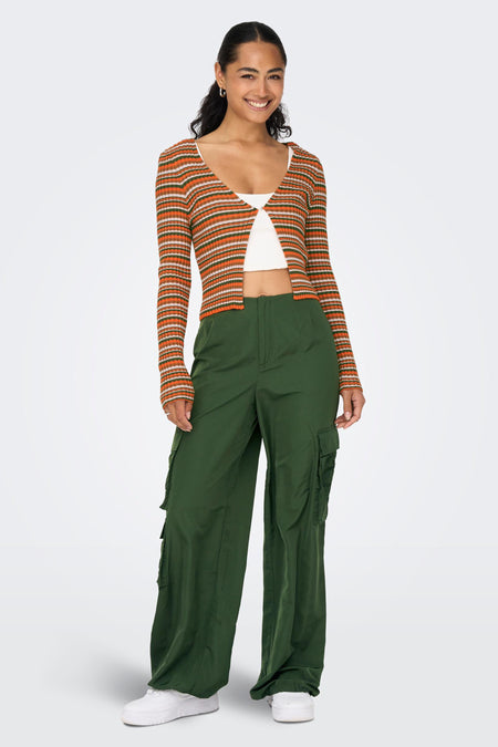 Gilet multicolore de ONLY, porté sur un t-shirt blanc et une pantalon cargo vert avec un motif rayé horizontal.