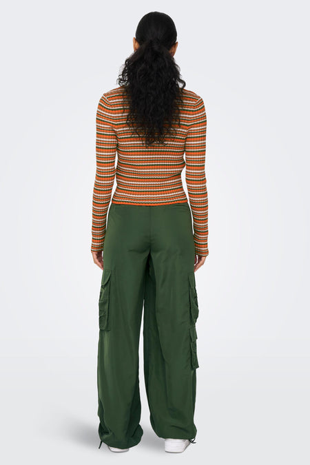 Gilet multicolore ONLY ONLY avec un motif rayé et et longues manches, associé à des pantalons cargo verts.