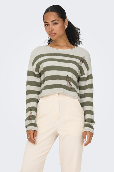 Sweat-shirt multicolore ONLY, avec des rayures horizontales, associé à un pantalon et des chaussures crème.