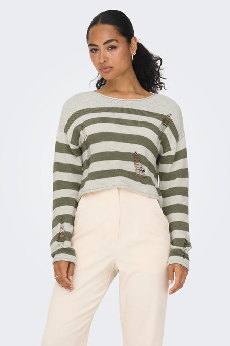 Sweat-shirt multicolore ONLY, avec des rayures horizontales, associé à un pantalon et des chaussures crème.