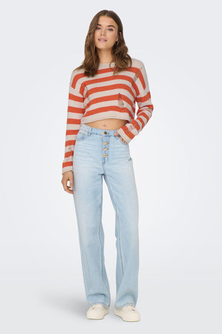 Sweat-shirt multicolore ONLY, avec un motif à rayures et des trous, associé à des jeans bleu clair et des baskets crème.