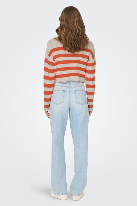 Sweat-shirt multicolore d'ONLY, avec des rayures oranges, associé à des jeans larges et des chaussures blanches, vu de dos.